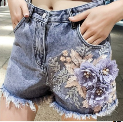 Shorts con decoracion floral - WARDROBE ESSENTIALS 3.0